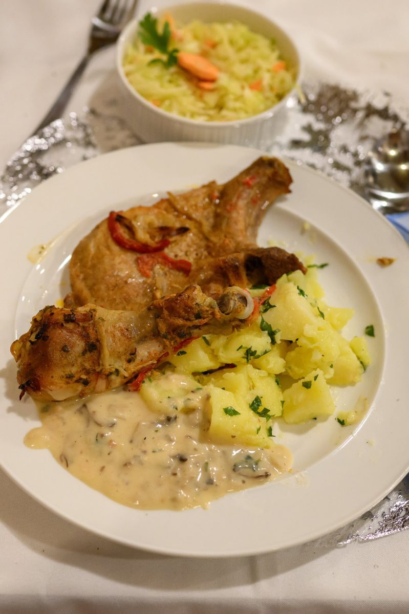 Cristina Victoria - Catering - Warme Speisen, haehnchenkeule-teller-gedeck