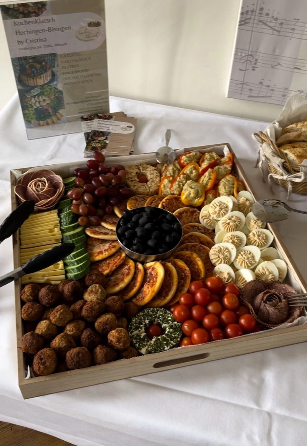 Cristina Victoria – Catering – Eine Auswahl an Leckereien auf einer Antipasti-Platte.